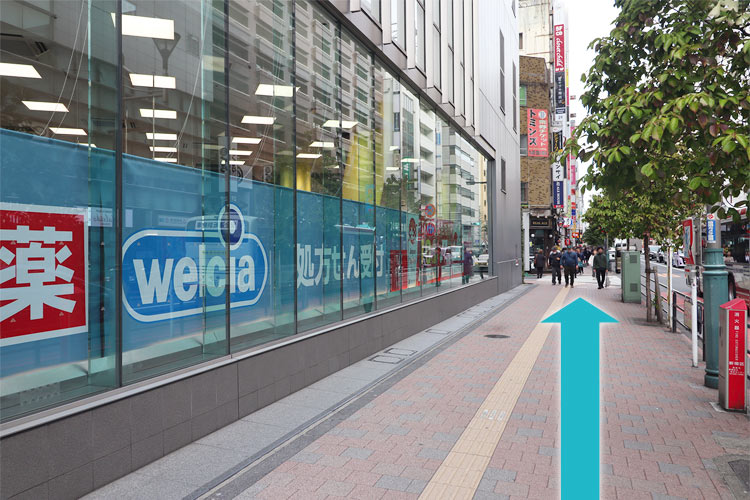 ② 出口を出ると、正面に「ウエルシア O-GUARD新宿店」が見えますので、そのまま直進してください。
