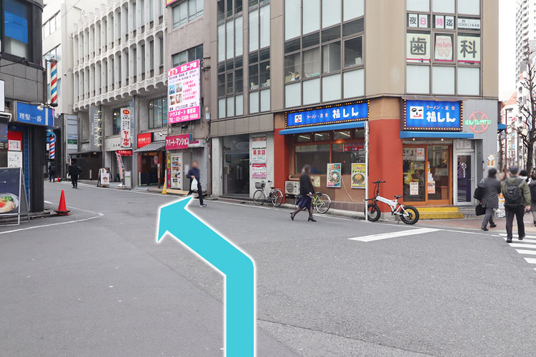 ③ しばらく進むと「福しん」が見えてきますので、その角を左へ曲がります。