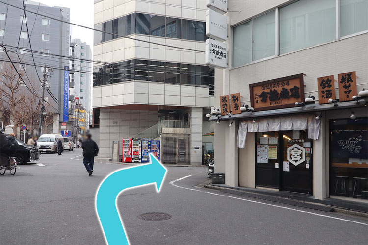 ④ 少し進むと「二代目 倉蔵商店」がありますので、そこを右へ曲がってください。