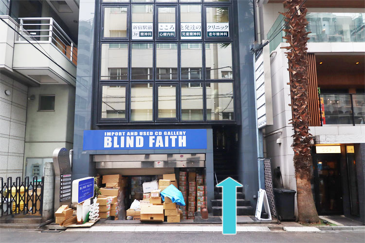 ⑤ そのまま進むと左手に「西新宿ウインズビル」が見えてきます。当院はビルの3階にございます。